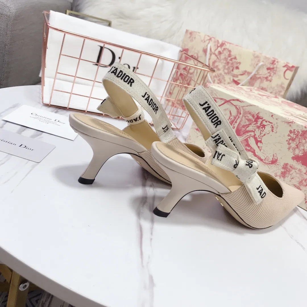 👟👟Ex-factory price 480👟👟 Women's shoes Women's clothing Women's shoes Women's clothing Women's shoes Women's clothing Special material👟👟Ex-factory price 400👠👠👟👟 👟👟Dior's popular sandals are new🔥 🔥 The most popular internet celebrities of the year, the same style as celebrities💁💁. The fabric is imported; calf patent leather (special material), the lining and feet are made of calf leather lining🐑. Original molded heel, heel height 10Cm 6.5cm💘 flat bottom 1.5cm, original molded metal outsole with five-pointed star LOGO mark👟👟. Original bow, 💅 Italian leather outsole. 👄💋 Full set of packaging (clamshell box, cloth bag, card, invoice, one-to-one wrapping paper) 34 40 41 customized